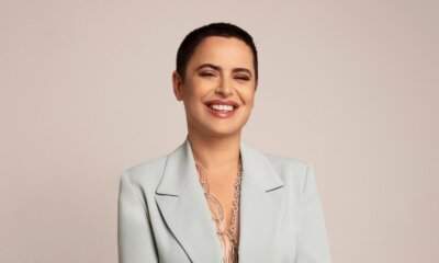 Silvia Salemi sorride in studio, foto promozionale del nuovo singolo End of Silence.
