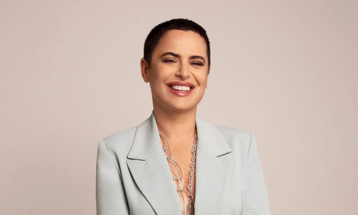 Silvia Salemi sorride in studio, foto promozionale del nuovo singolo End of Silence.