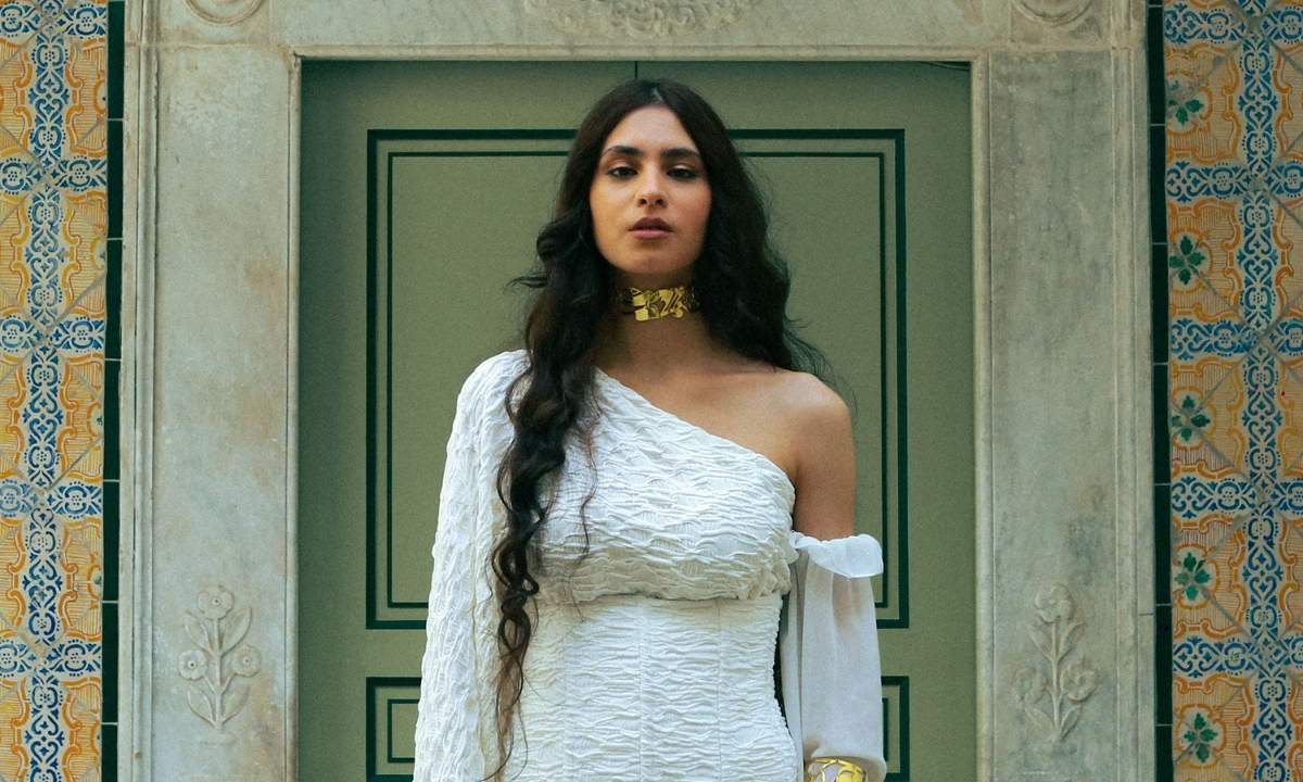 TÄRA in foto promo davanti a una porta verde e maioliche levantine, copertina dell'EP di debutto Zefiro