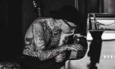 Ultimo al pianoforte in una foto in bianco e nero per il singolo Romantica