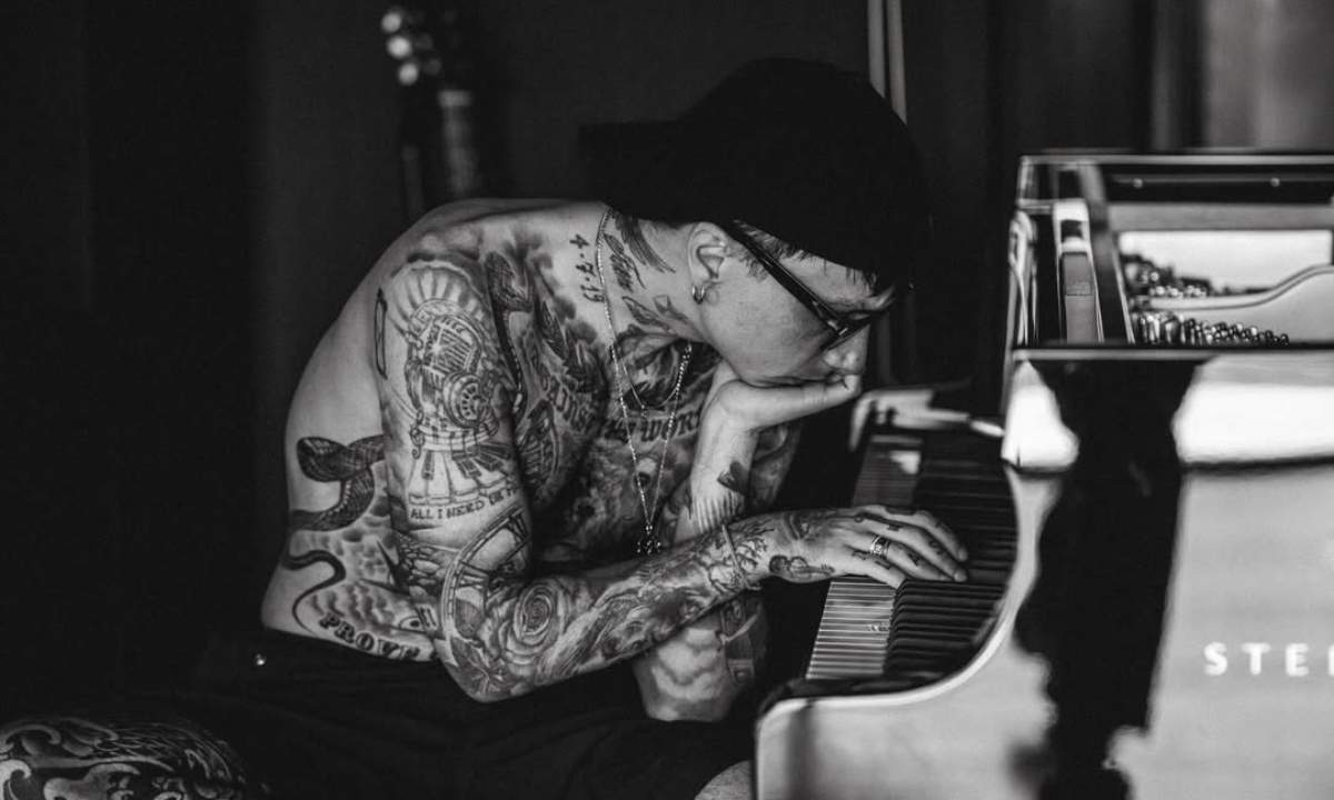Ultimo al pianoforte in una foto in bianco e nero per il singolo Romantica