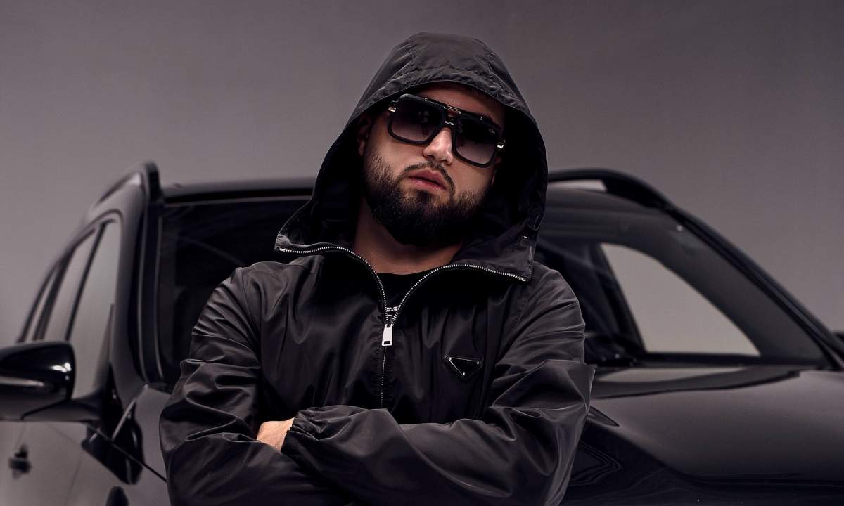 YD Frost in posa davanti a un’auto nera durante gli scatti promozionali del nuovo album Lounge Music