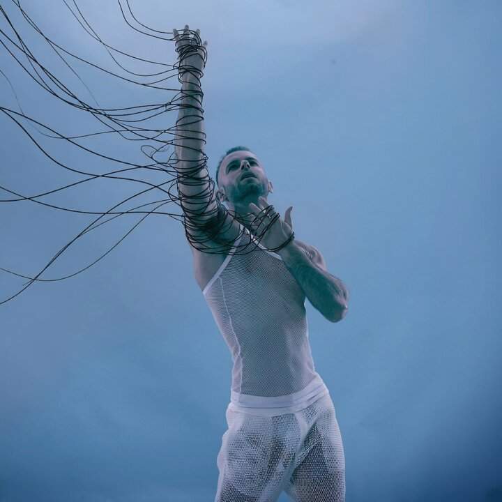 Immanuel Casto releases the single "Alien Love" and announces the release of the album "Unrecognized format"