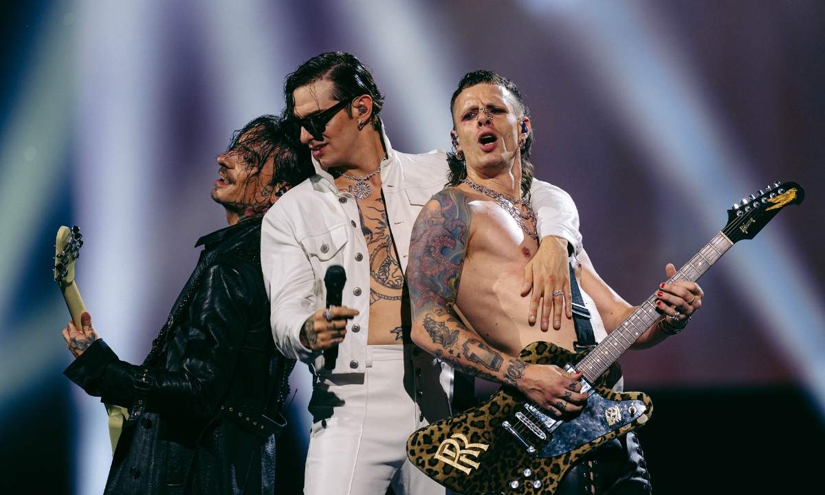 Achille Lauro con la band sul palco di San Siro durante Comuni Immortali