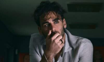 Alberto Urso in un ritratto promozionale in penombra per il singolo Ubriachi di Malinconia