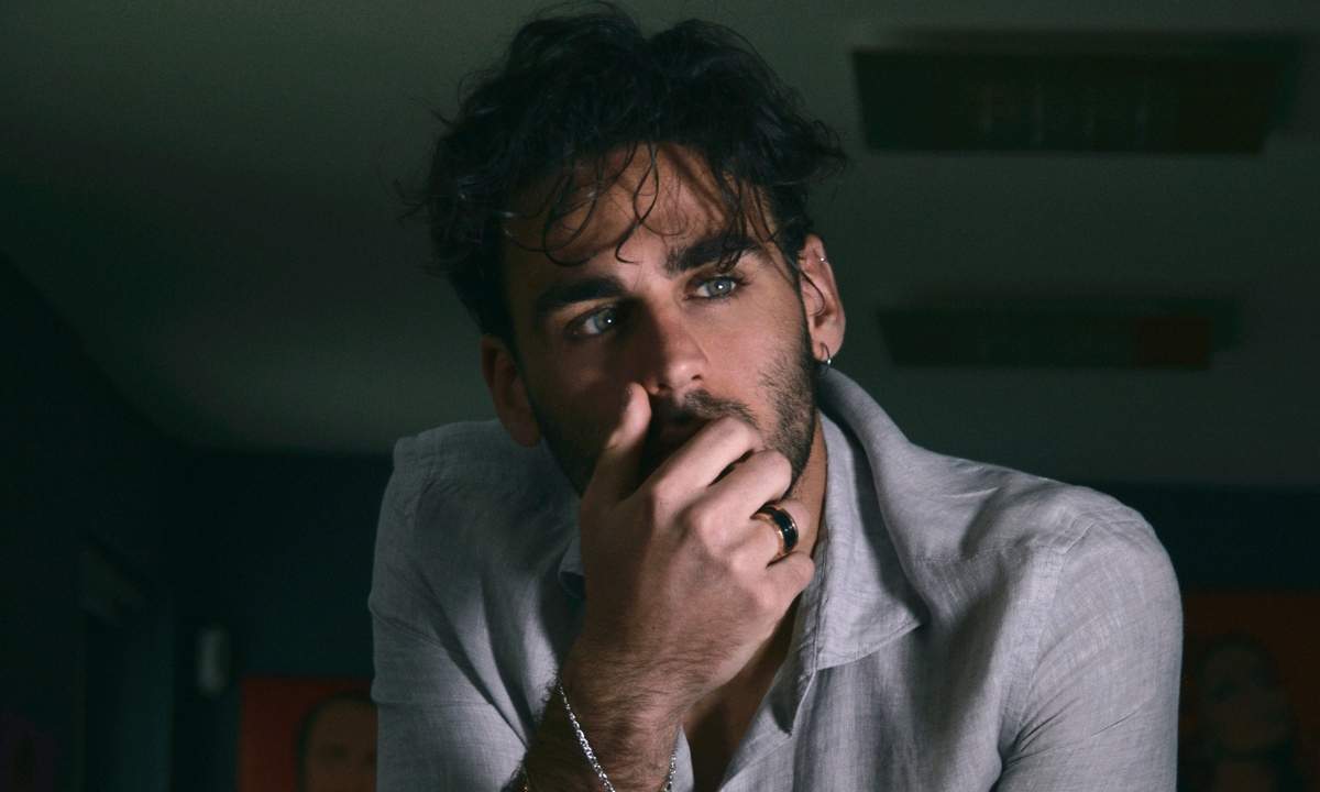 Alberto Urso in un ritratto promozionale in penombra per il singolo Ubriachi di Malinconia