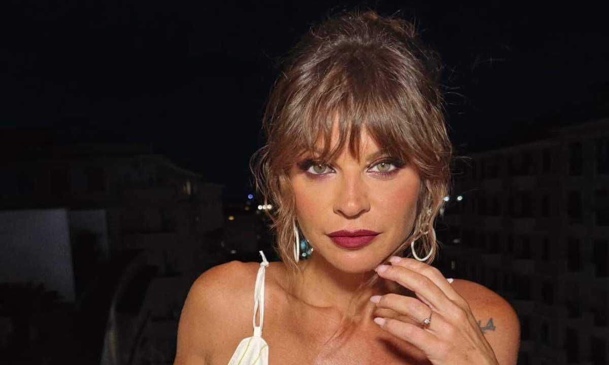 Alessandra Amoroso in un ritratto promozionale, primo piano in uno scatto notturno