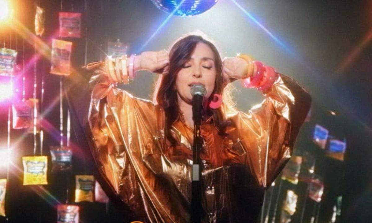 Ambra Angiolini canta al microfono nello spot Dietorelle Disco Club del jingle Basta il nome