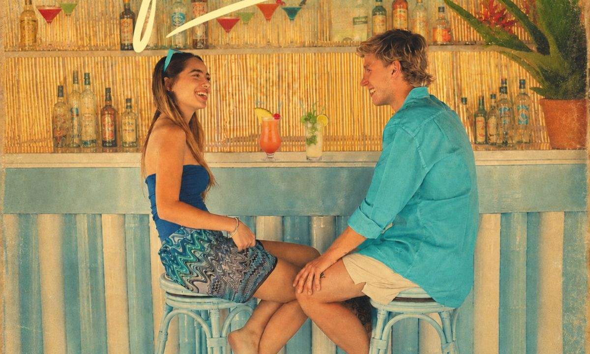 Angy e Jacopo Ottonello sedute a un bar sulla spiaggia, immagine del singolo Festivalbar