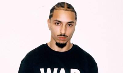 Astro, ritratto del cantante con la t-shirt WAR per il singolo I nostri anni bellissimi