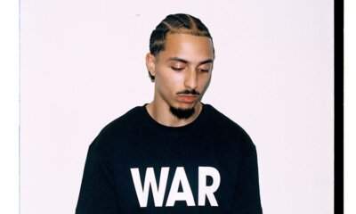 Astro con una felpa nera con la scritta WAR, ritratto promozionale del nuovo album