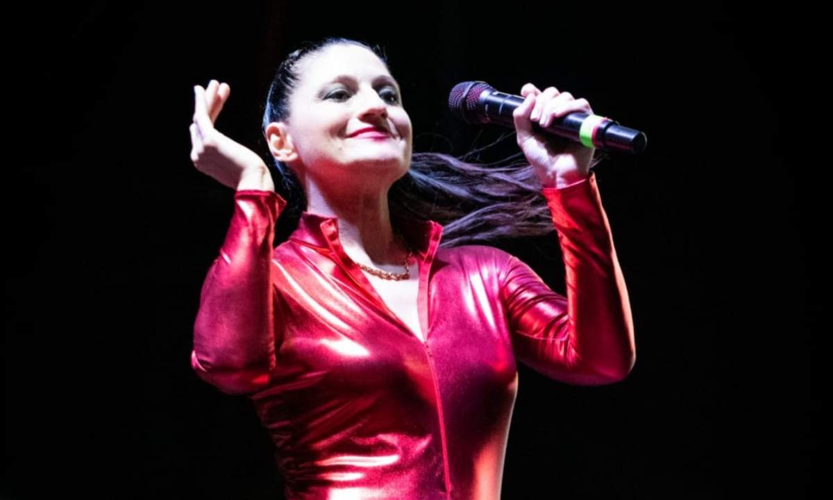 Barbara Bert dal vivo con il microfono durante un'esibizione