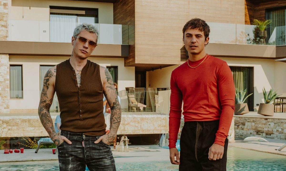 Benji & Fede in posa davanti a una piscina, foto promozionale del singolo Viva la Vasca