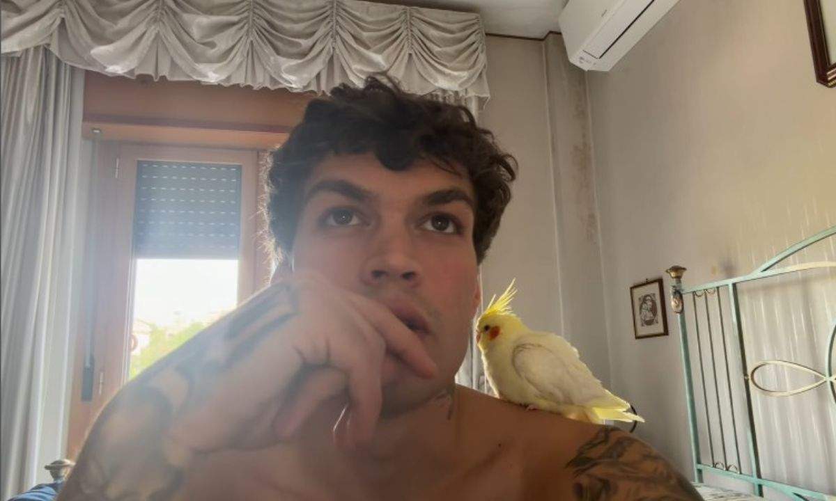 Blanco mentre ripete una lezione di diritto in un video pubblicato sui social