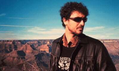 Carl Brave durante un'esibizione live legata all'annuncio del tour Acoustic Live 2026