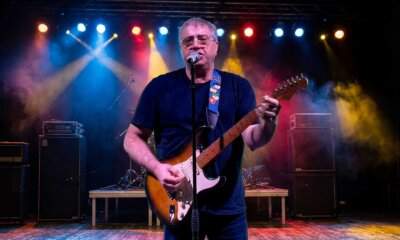 Carlo Audino con chitarra Stratocaster sul palco, foto promozionale per il singolo Restami addosso