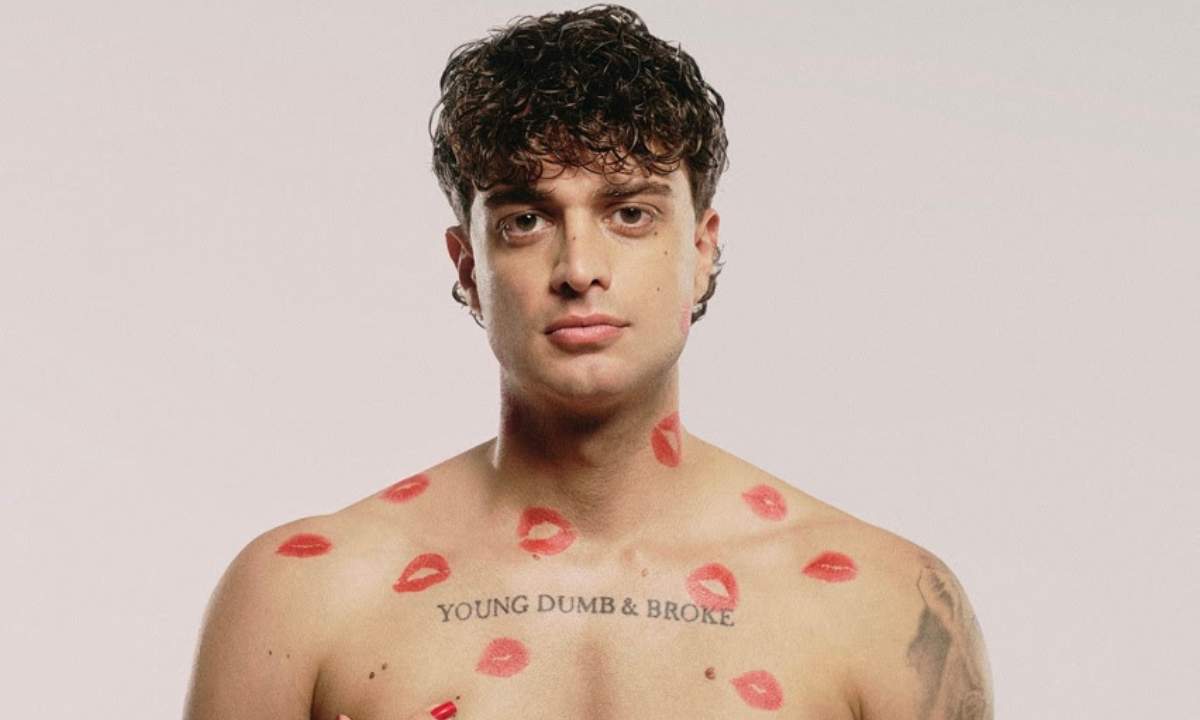 Cioffi nella foto promo del singolo Carmela, con segni di rossetto sul corpo