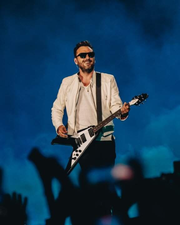 Cesare Cremonini suona la chitarra sul palco del Cremonini Live26 al Circo Massimo