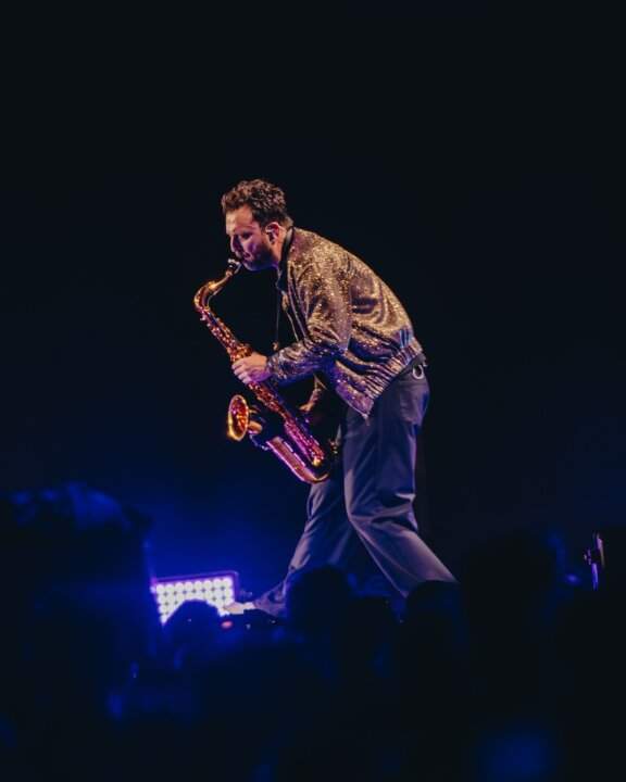 Cesare Cremonini suona il sassofono durante il Cremonini Live26