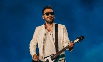 Cesare Cremonini sul palco con la chitarra durante il Cremonini Live26