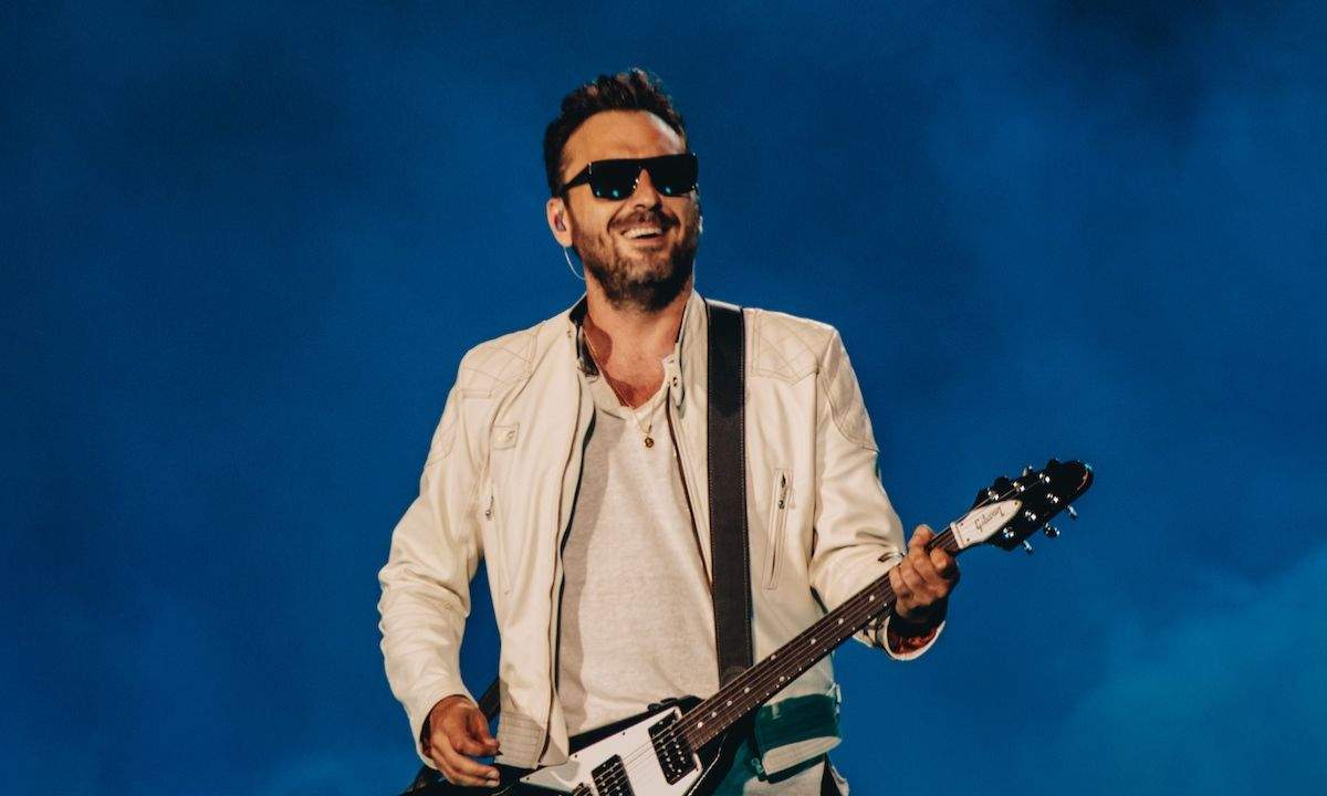 Cesare Cremonini sul palco con la chitarra durante il Cremonini Live26