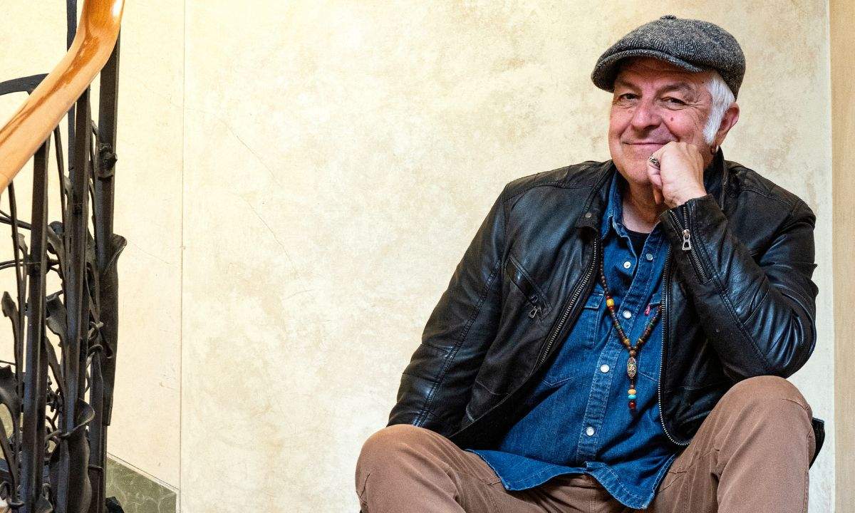 Davide Van De Sfroos seduto sorride, ritratto per il Folkedelic Tour 2026
