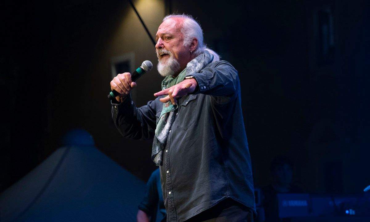 Eugenio Finardi durante un concerto del tour 2026 con le date di Tutto Finardi e Tutto Finardi Unplugged in Italia