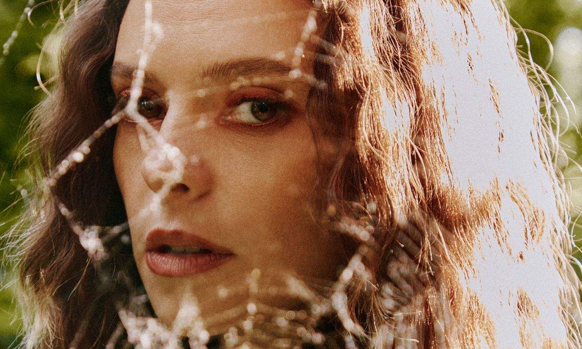 Francesca Michielin nella foto promozionale del singolo Strega Comanda