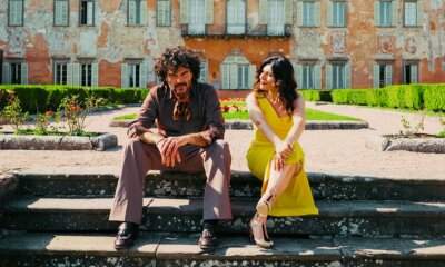 Francesco Renga e Giusy Ferreri seduti sui gradini di una villa per il singolo Non Dovrei Non Dovresti