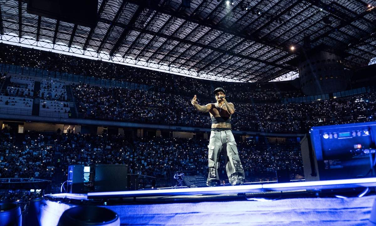 Geolier sul palco di San Siro durante il concerto del tour Stadi 2026