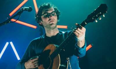 Giorgio Poi sul palco con la chitarra durante un concerto del tour 2026