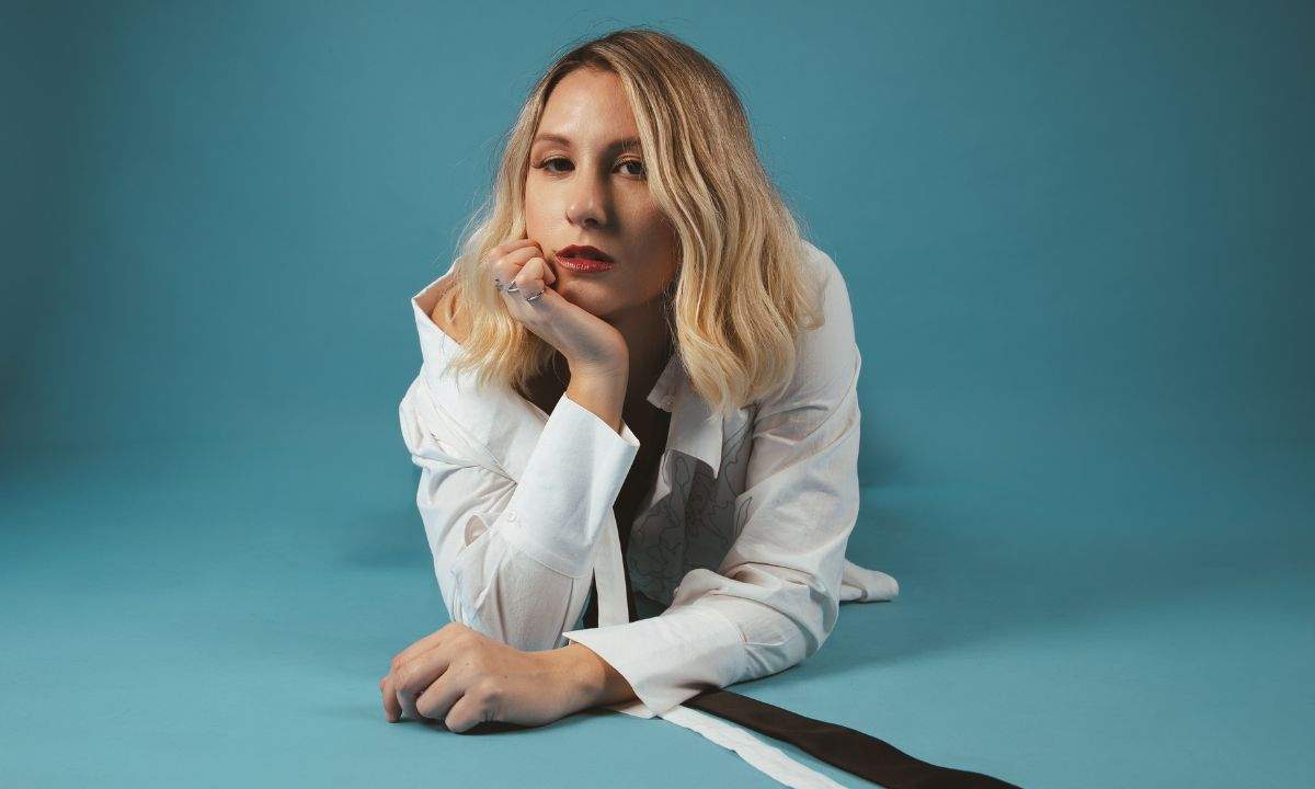 Giulia Mei, ritratto della cantautrice in vista del tour estate 2026