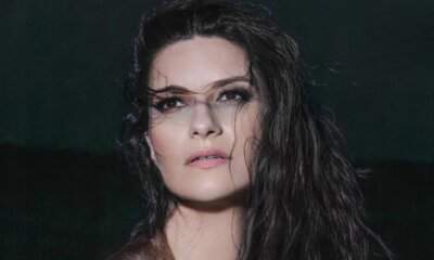 Laura Pausini in un ritratto promozionale in primo piano su fondo scuro
