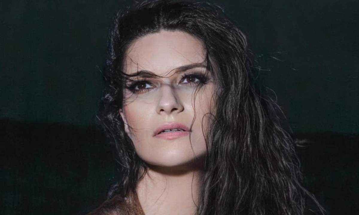 Laura Pausini in un ritratto promozionale in primo piano su fondo scuro