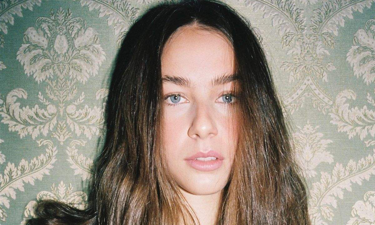 Layana, ritratto della cantautrice per il singolo Bambola
