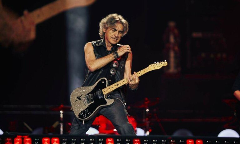 Luciano Ligabue durante il tour La Notte di Certe Notti nei palasport 2026