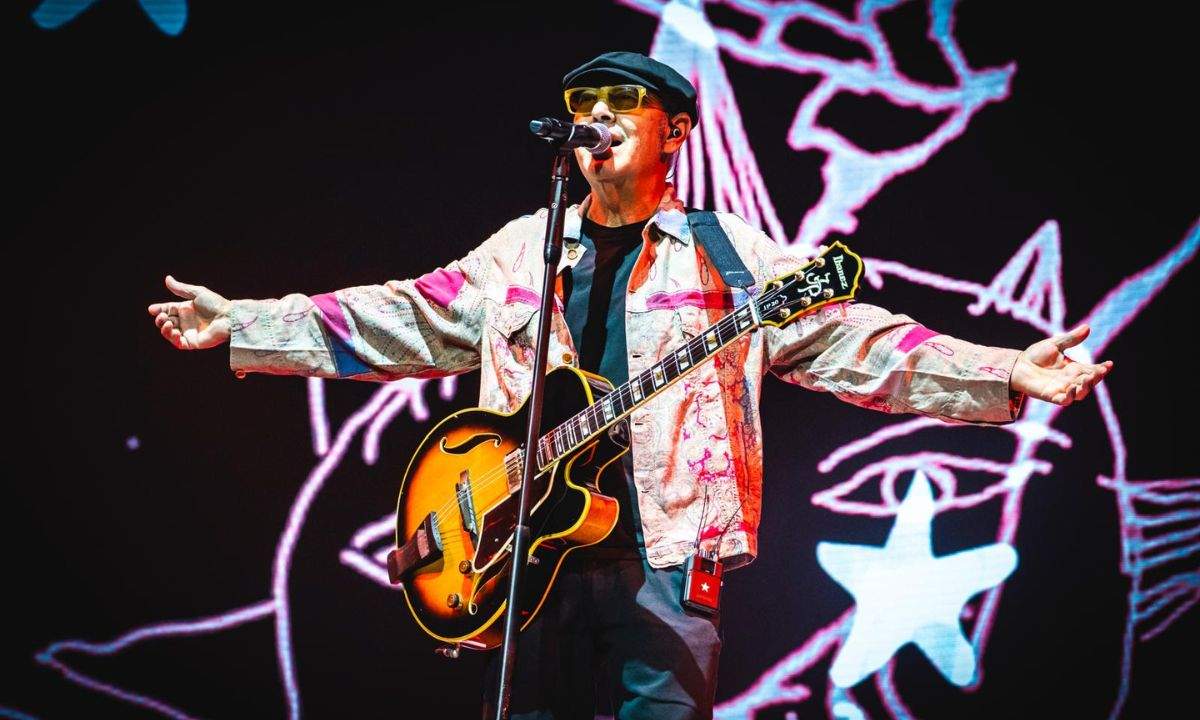 Luca Carboni durante un'esibizione live, immagine del tour RIO ARI O LIVE con le date dei concerti 2026 in Italia
