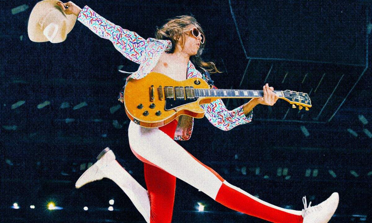 Lucio Corsi durante un concerto dal vivo in occasione dell'annuncio del tour Palasport 2026