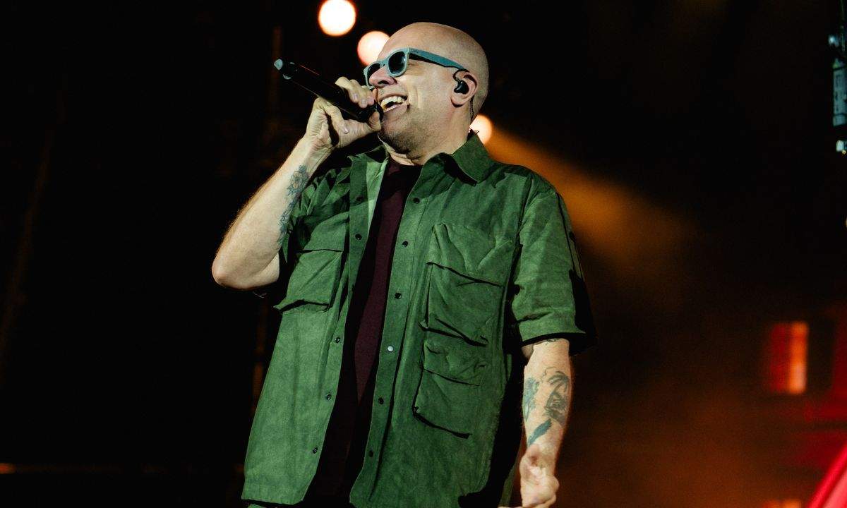 Max Pezzali annuncia le nuove date del tour nei palasport 2026-2027 di Max Forever – Stessa storia stesso posto stesso bar
