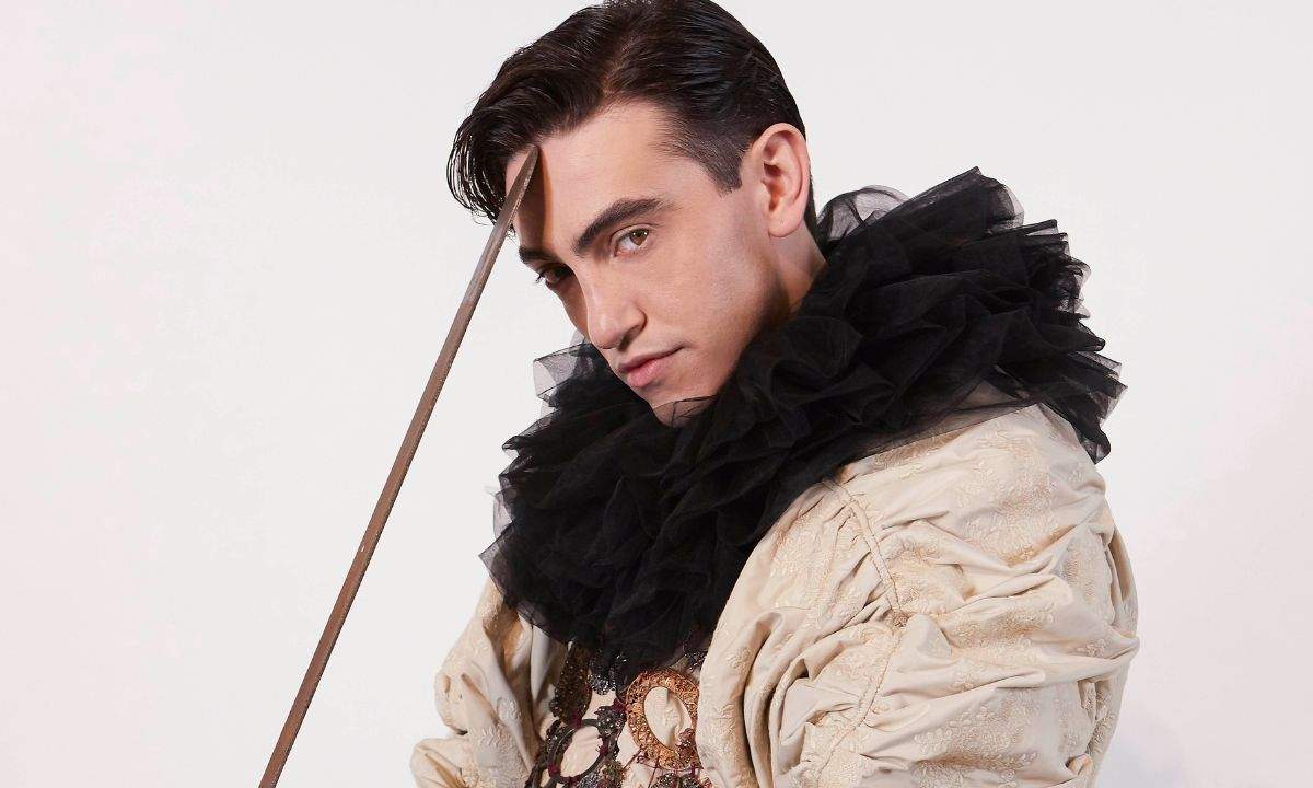Michele Bravi durante la presentazione del Commedia Musicale Tour 2026 nei teatri italiani