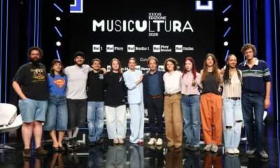 I vincitori di Musicultura 2026 sul palco con i conduttori durante la presentazione