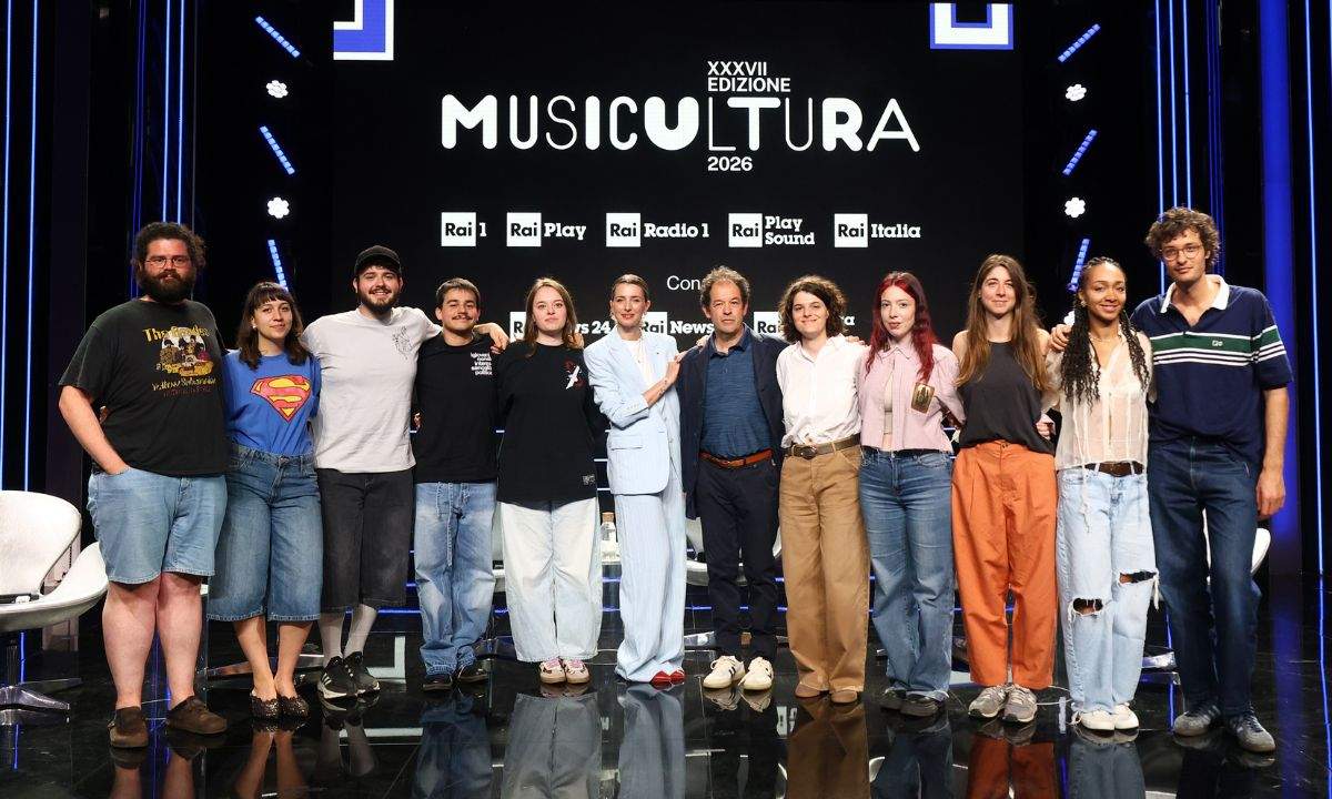I vincitori di Musicultura 2026 sul palco con i conduttori durante la presentazione