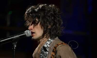 Nicola Ferrari canta al microfono sul palco durante un concerto del Your Time Is Now Tour