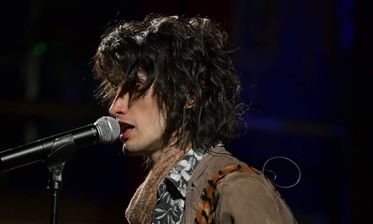 Nicola Ferrari canta al microfono sul palco durante un concerto del Your Time Is Now Tour