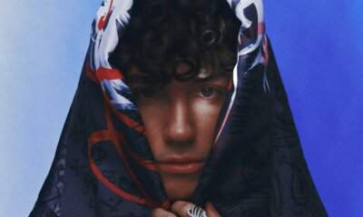 Niky Savage in primo piano con un foulard decorato sul capo, scatto promozionale del singolo Napoletana