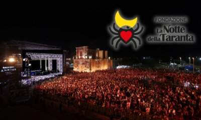 Il Concertone della Notte della Taranta a Melpignano con la piazza gremita davanti al palco