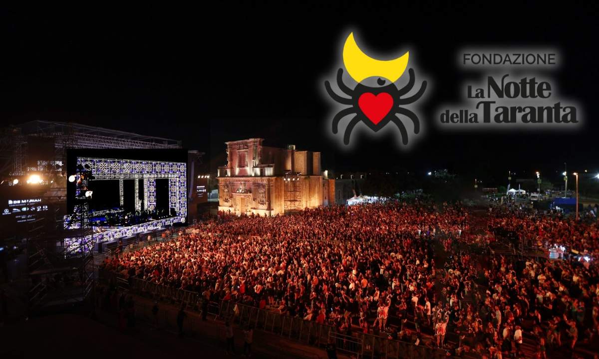Il Concertone della Notte della Taranta a Melpignano con la piazza gremita davanti al palco