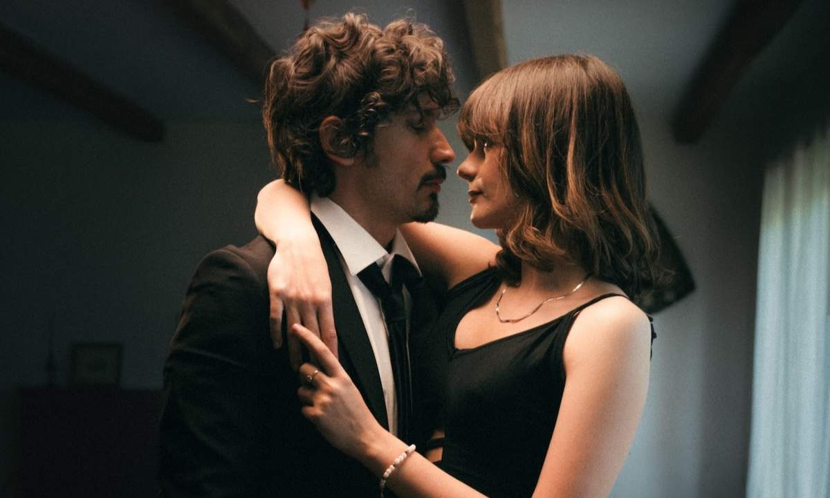 Pierdavide Carone e Martina Attili abbracciati, foto per il singolo É finita