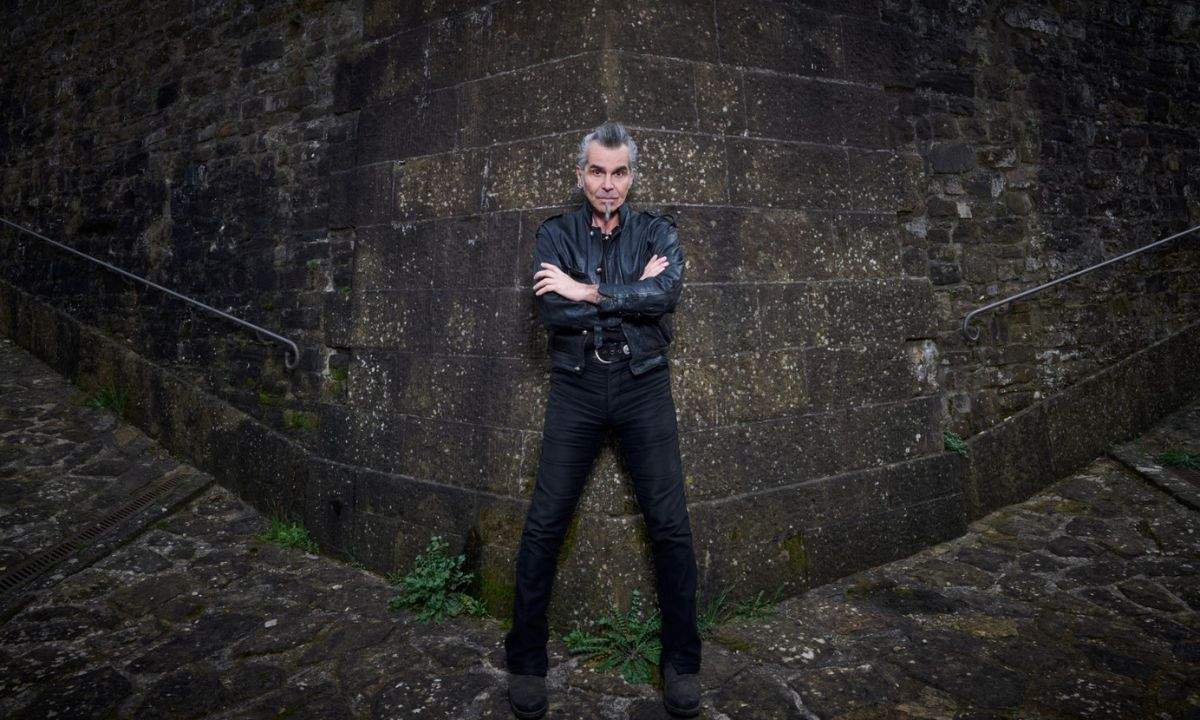 Piero Pelù, ritratto del cantante in giacca di pelle nera