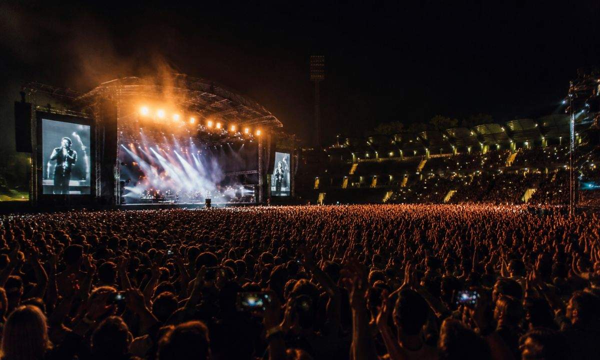 Pubblico durante un grande concerto in uno stadio, immagine utilizzata per illustrare i dati del Rapporto SIAE 2025 sulla crescita della musica dal vivo in Italia.